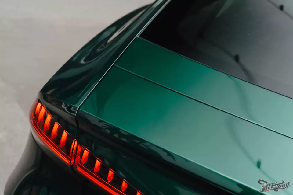 Оклеили Audi A7 изумрудным винилом и защитили полиуретаном, окрасили суппорта с логотипами, провели химчистку и обработали кожу керамикой